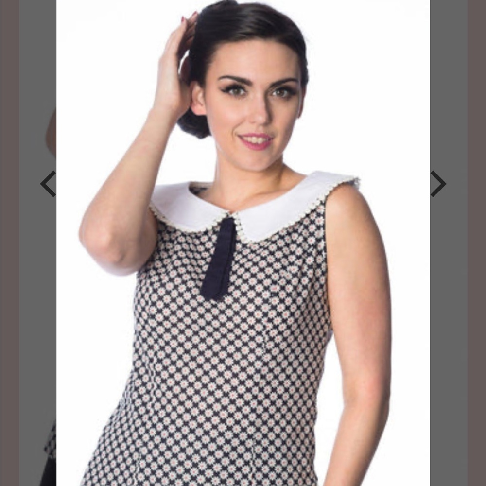 Vintage style top with daisy print and Peter Pan collar.